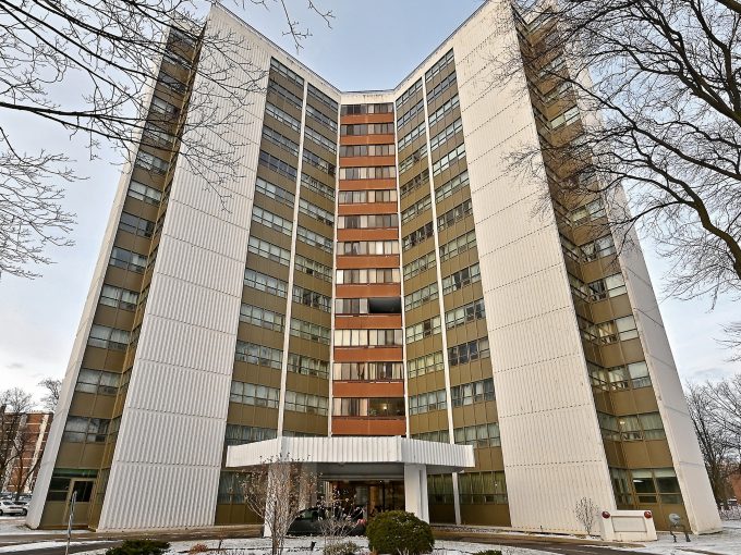 2323 Confederation Pkwy# 408 For sale 3+1 Bed