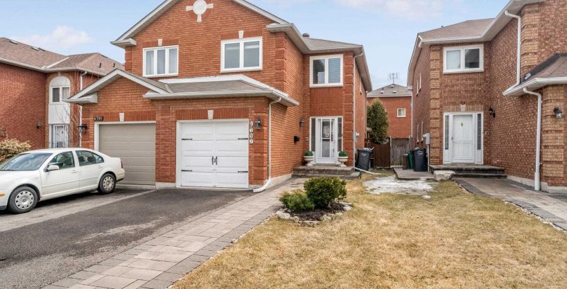 Wow Semi Detached With Best Price In  Mississauga
